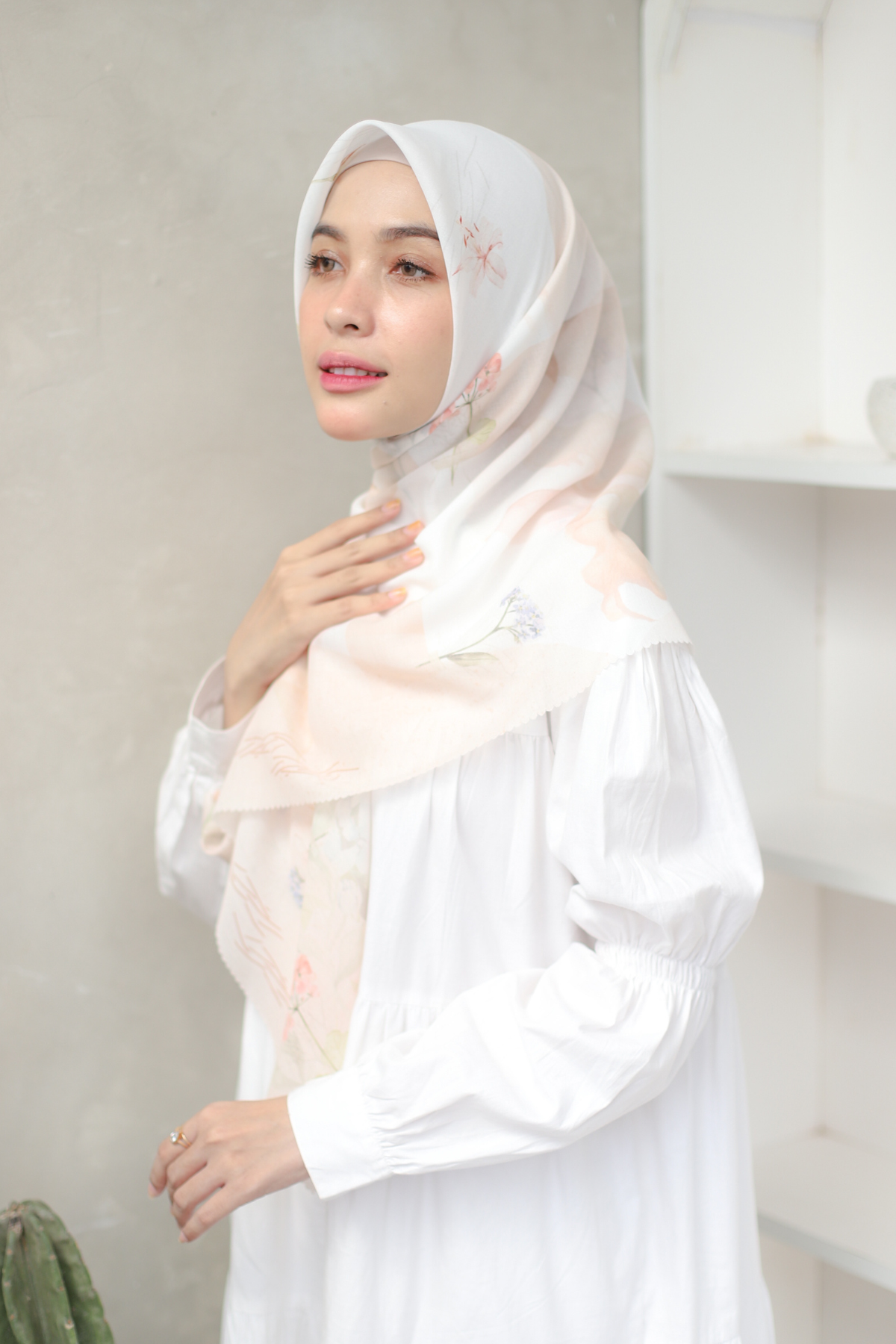 Segiempat Lily Scarf - LS71.8 Ivory