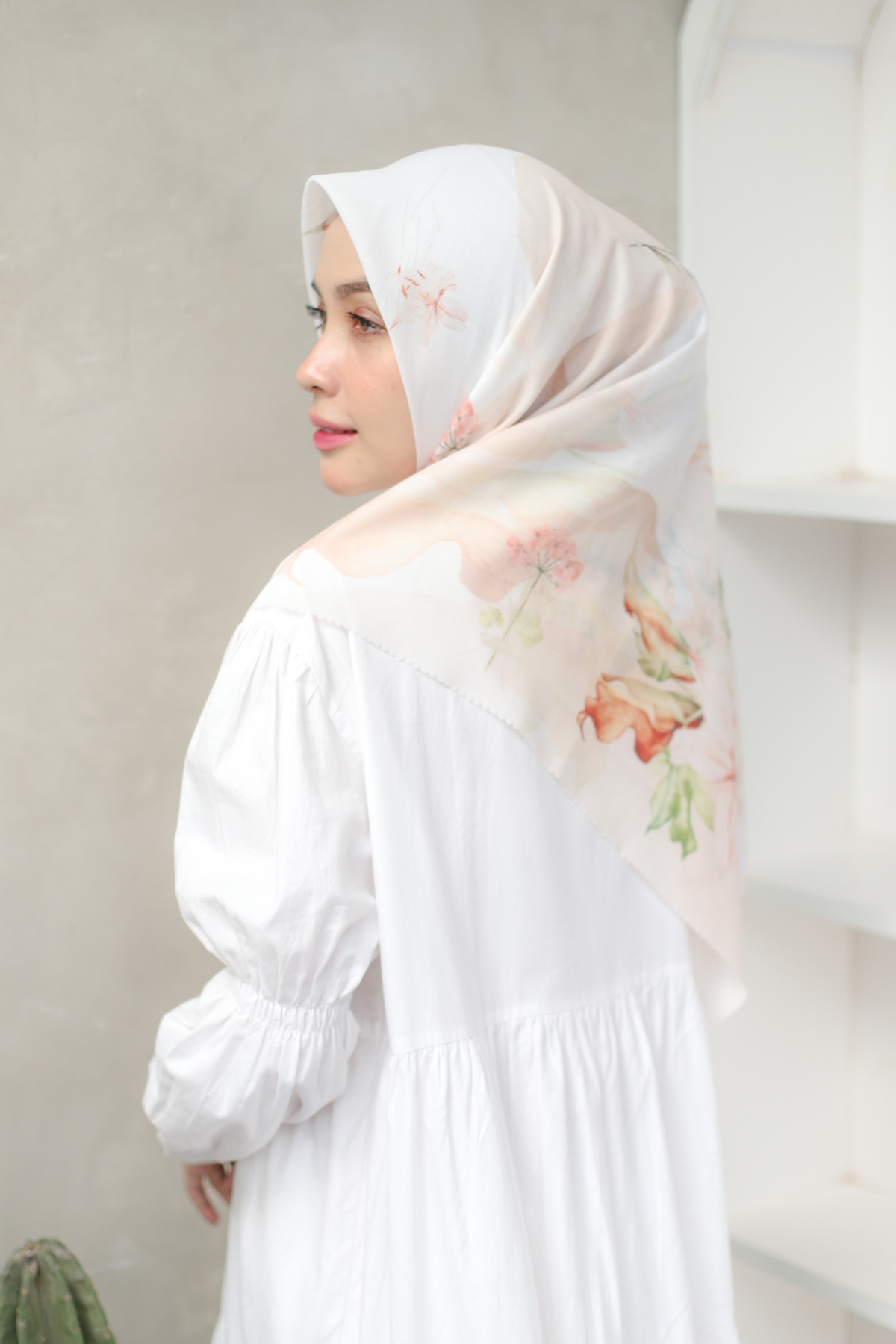 Segiempat Lily Scarf - LS71.8 Ivory