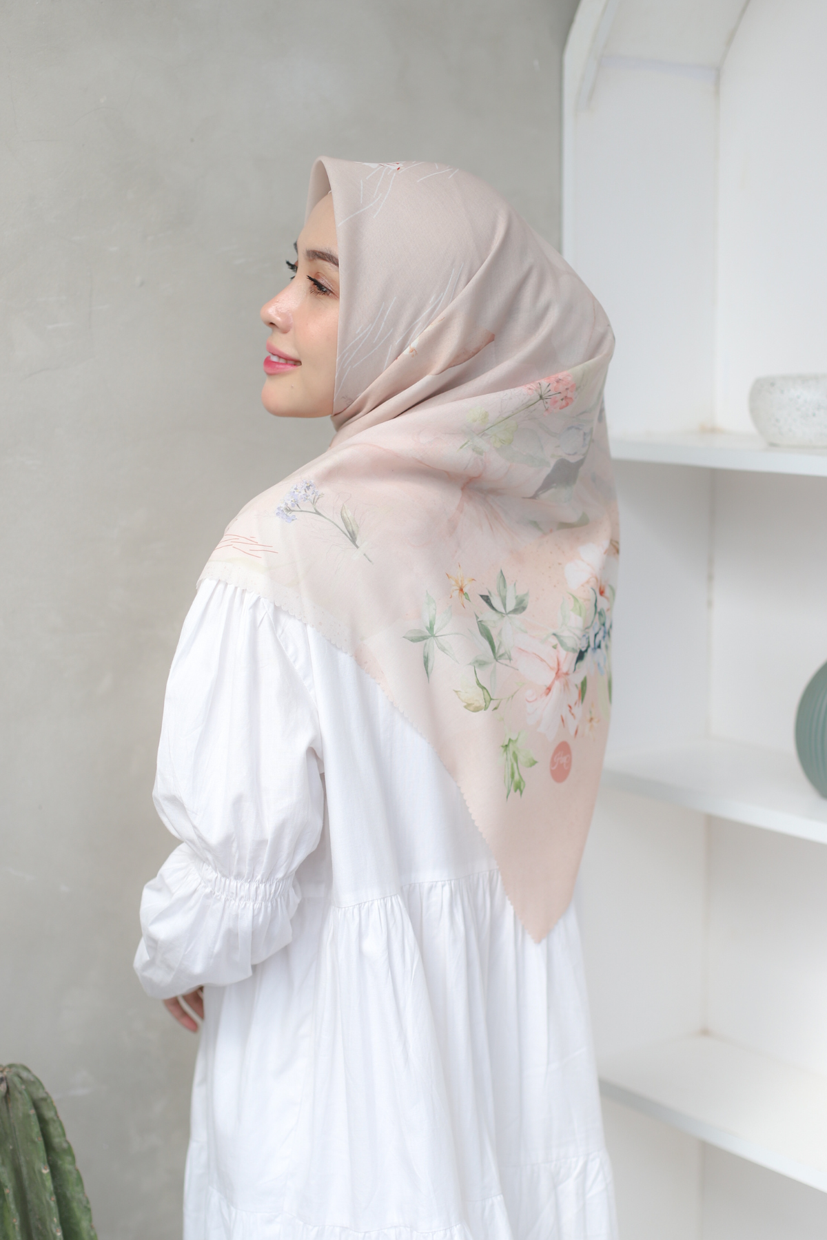 Segiempat Lily Scarf - LS71.7 Cream